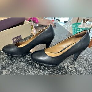 Clarks “Brier Dolly” Black Round-Toe Platform Pumps 8.5